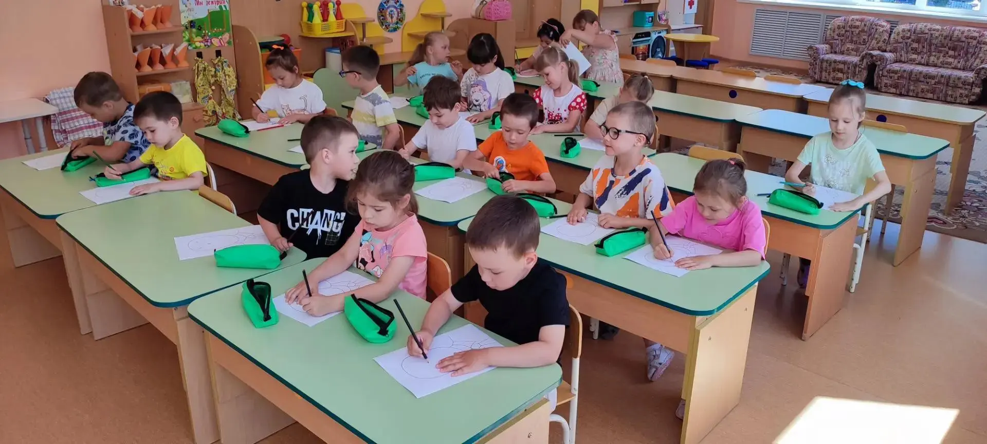 В преддверии Дня отца ребята  с душой нарисовали портреты своих любимых пап. Маленькие ...