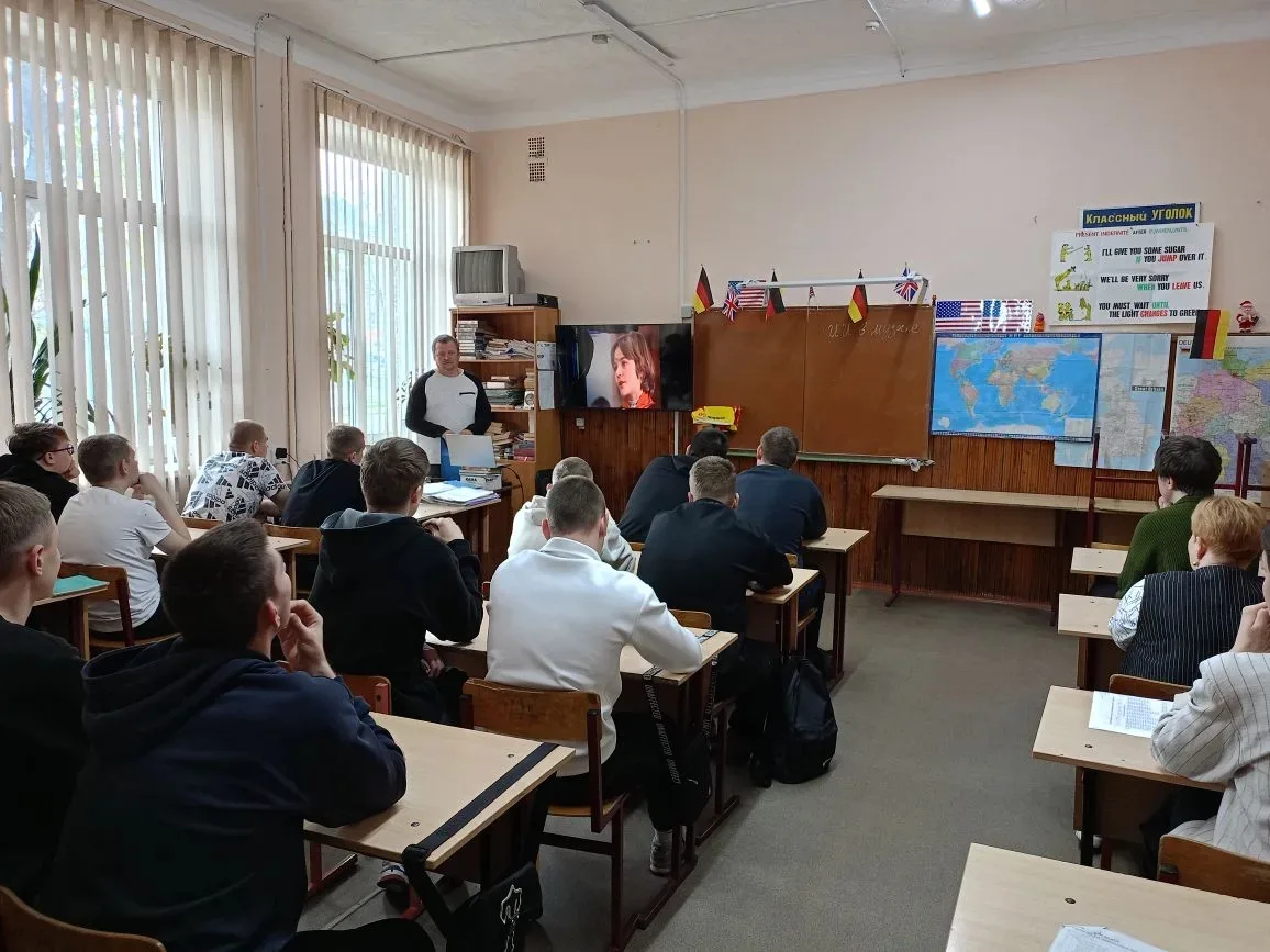 В рамках недели иностранных языков, в  Клинцовском филиале БТЭиР прошло открытое внеклассное занятие
