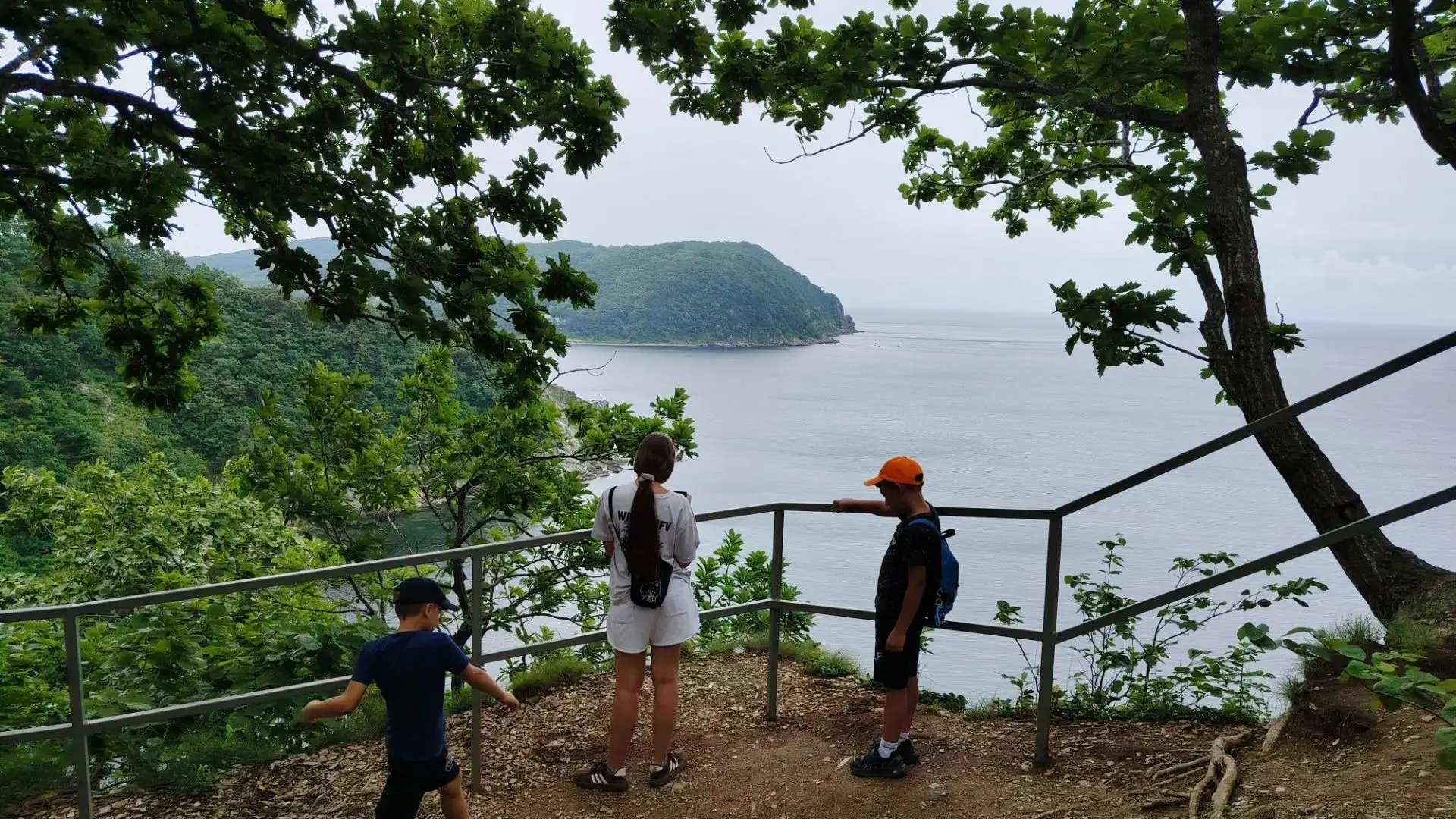 А в бухте Отрада их ждал лучший финал дня — купание на пляже! 🏖️🌊
Дети плескались в воде, загорали