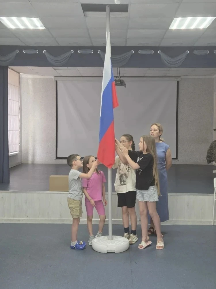 ДЕВЯТЫЙ ДЕНЬ ЛАГЕРЯ!
Сегодня мы предложили ребятам в преддверие праздника поучаствовать в конкурсе р