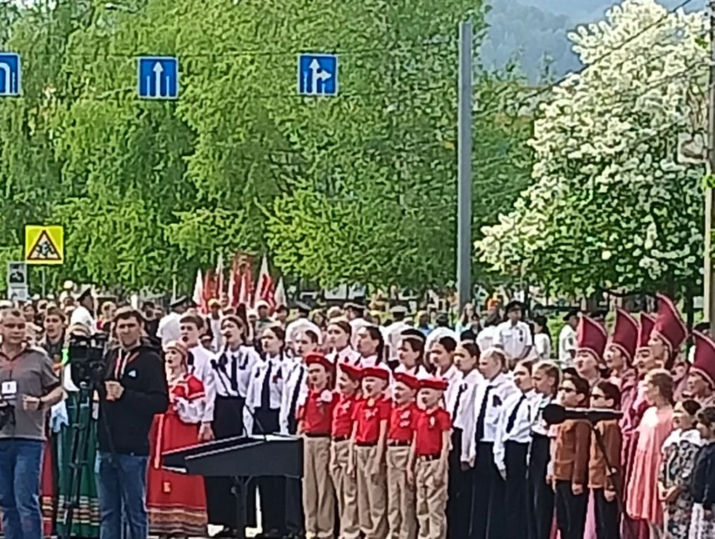 Наш хор и маленькие юнармейцы 2б класса в театрализованном представлении на МК "Парк Победы" 9 мая🕊️
