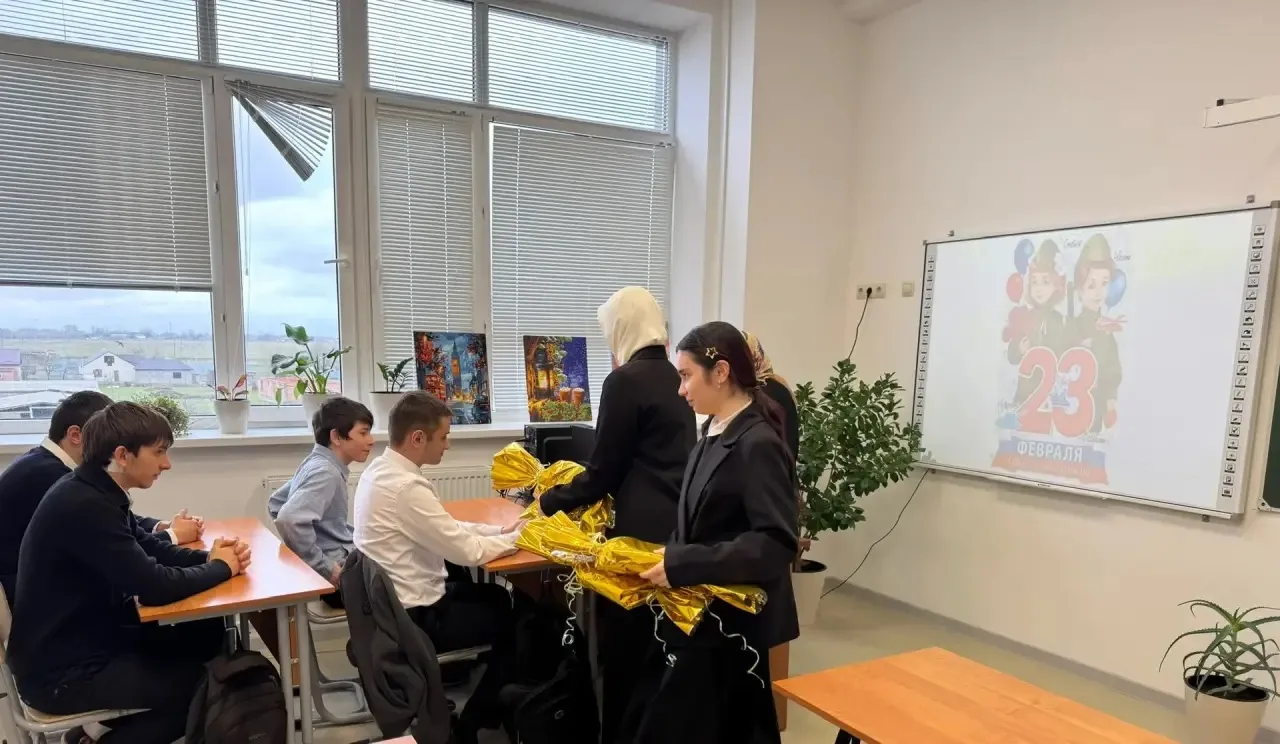 📚 Классный час на тему: «Армейский экспресс»  💬 Недавно в школе прошёл классный час, посвящённый нед