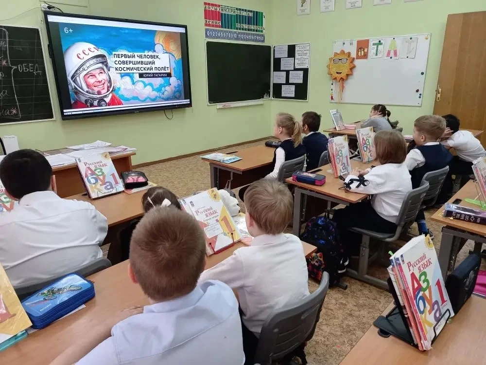 Начало недели в нашей школе   🏫 Начало недели в нашей школе Друзья! Надеемся, все успели отдохнуть и