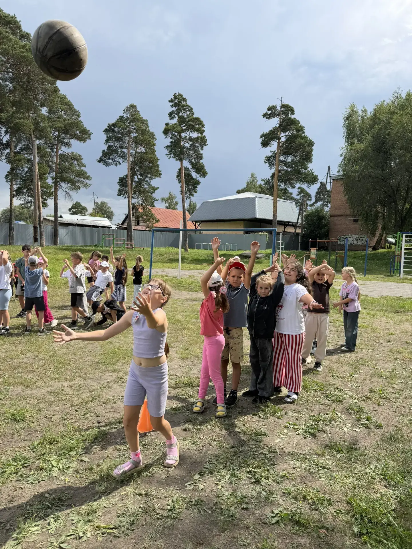 🎉 В нашем пришкольном лагере прошла спортивная игра на свежем воздухе! ☀️