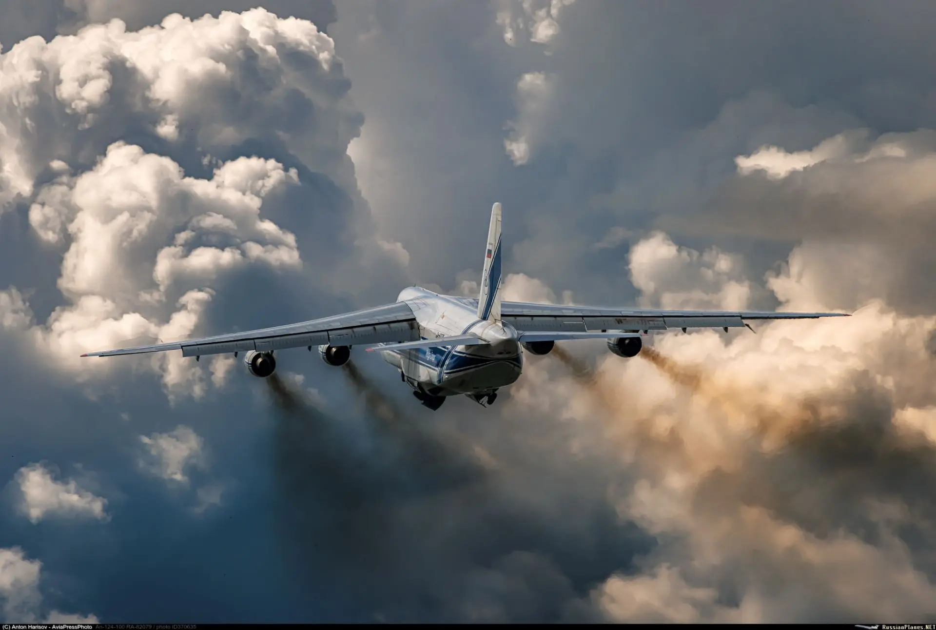 Ан-124 "Руслан" Российской авиакомпании "Волга-Днепр" устремляется в небо