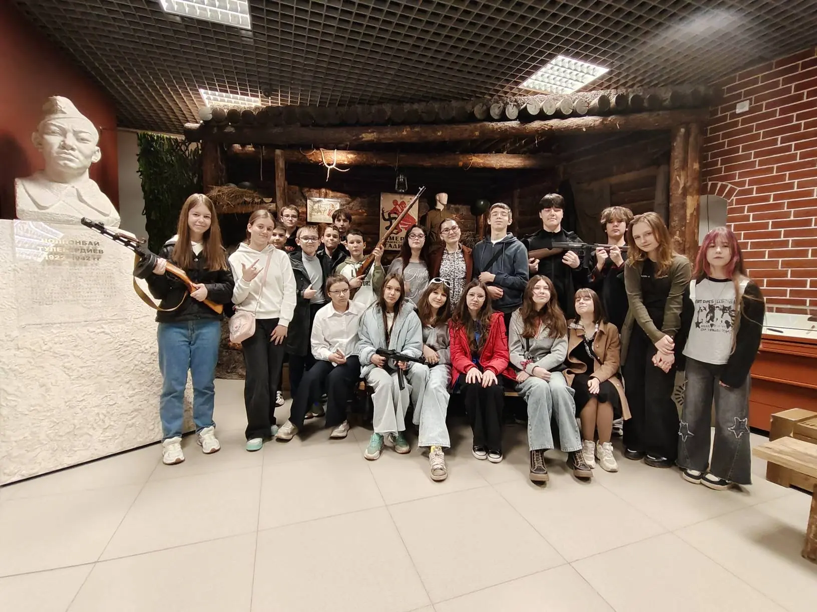 В канун Великой Победы ученики 6Б и 7А классов (классные руководители Гончарова Д.Н. и ...