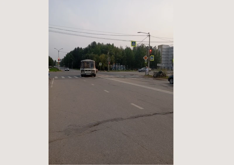 В ПЕЧОРЕ ПАССАЖИРСКИЙ АВТОБУС ПОДРЕЗАЛ МОТОЦИКЛИСТА