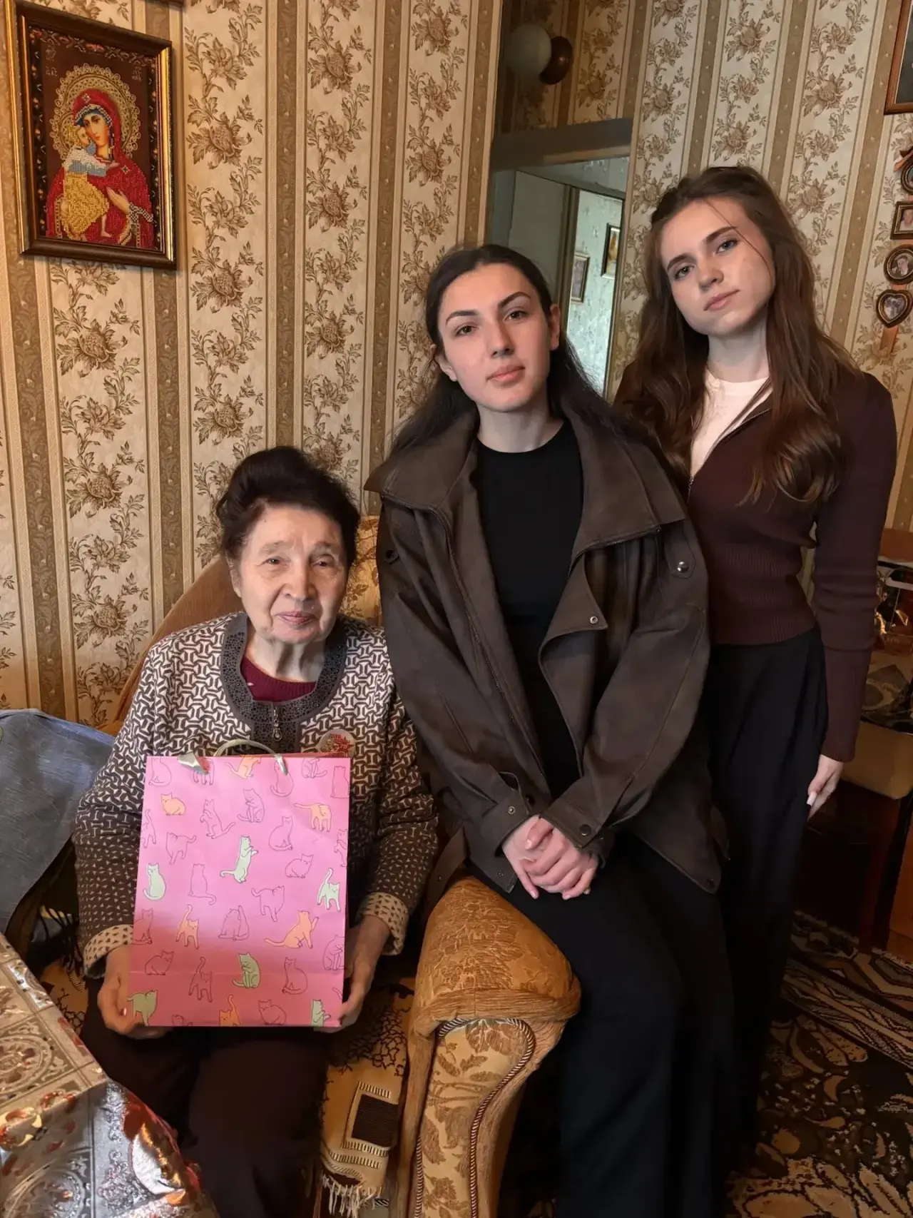 Ученики МБОУ СОШ N 8 поздравили с праздником Победы тружеников тыла и детей войны. Это замечательная