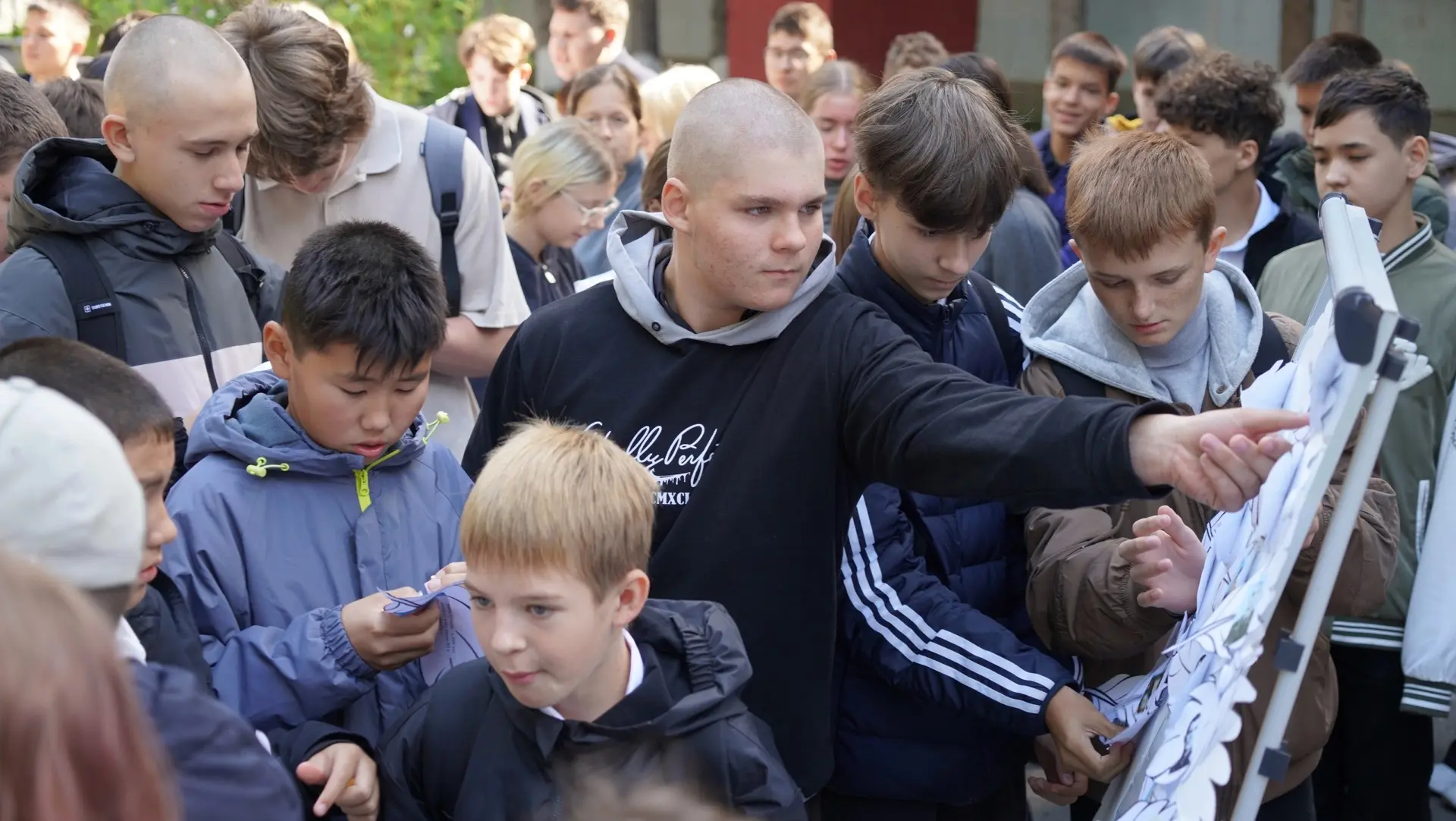 🕊 Торжественная линейка ко Дню солидарности в борьбе с терроризмом