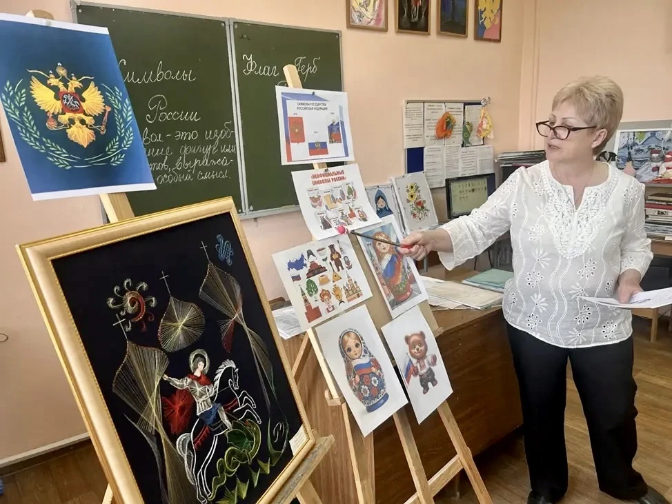🇷🇺Путешествие в мир символов, истории и творчества

В честь Дня России преподаватель отделения дек