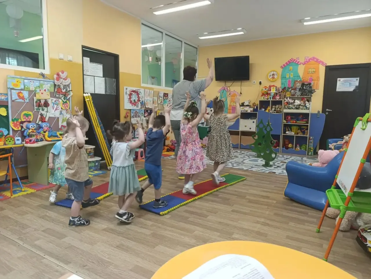 👶🏻 Наши малыши сегодня приняли участие в интерактивном занятии «Давайте жить дружно». В играх и ро