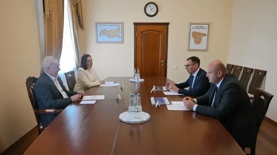 Губернатор Воронежской области Гусев Александр Викторович провёл встречу с выпускниками...