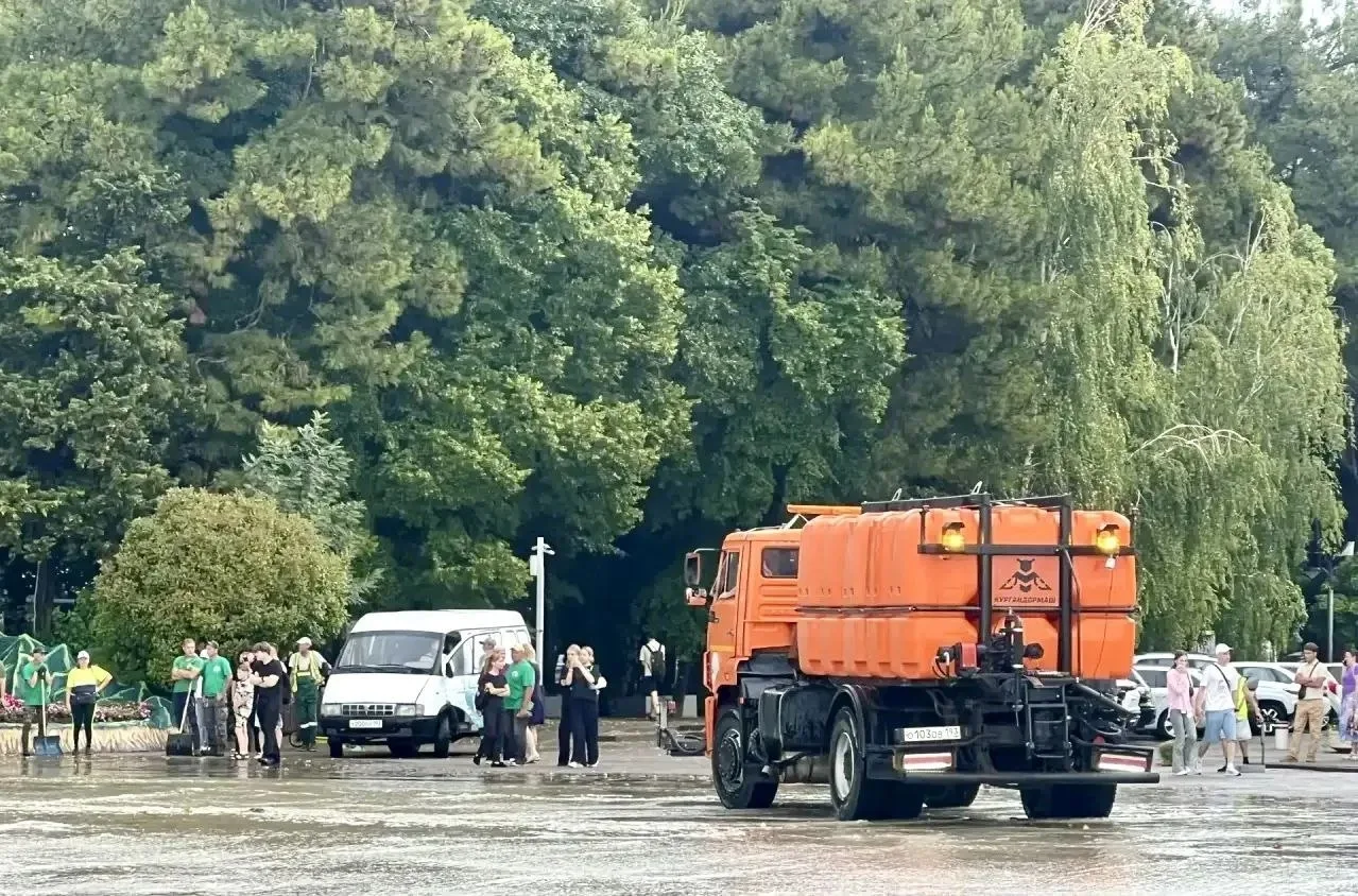 Залповый дождь накрыл центр Геленджика утром