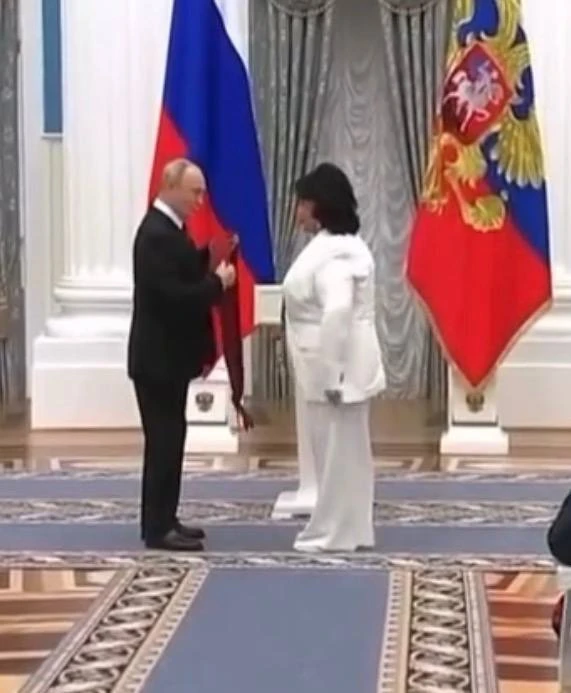 Владимир Путин наградил Надежду Бабкину орденом за Заслуги перед Отечеством: