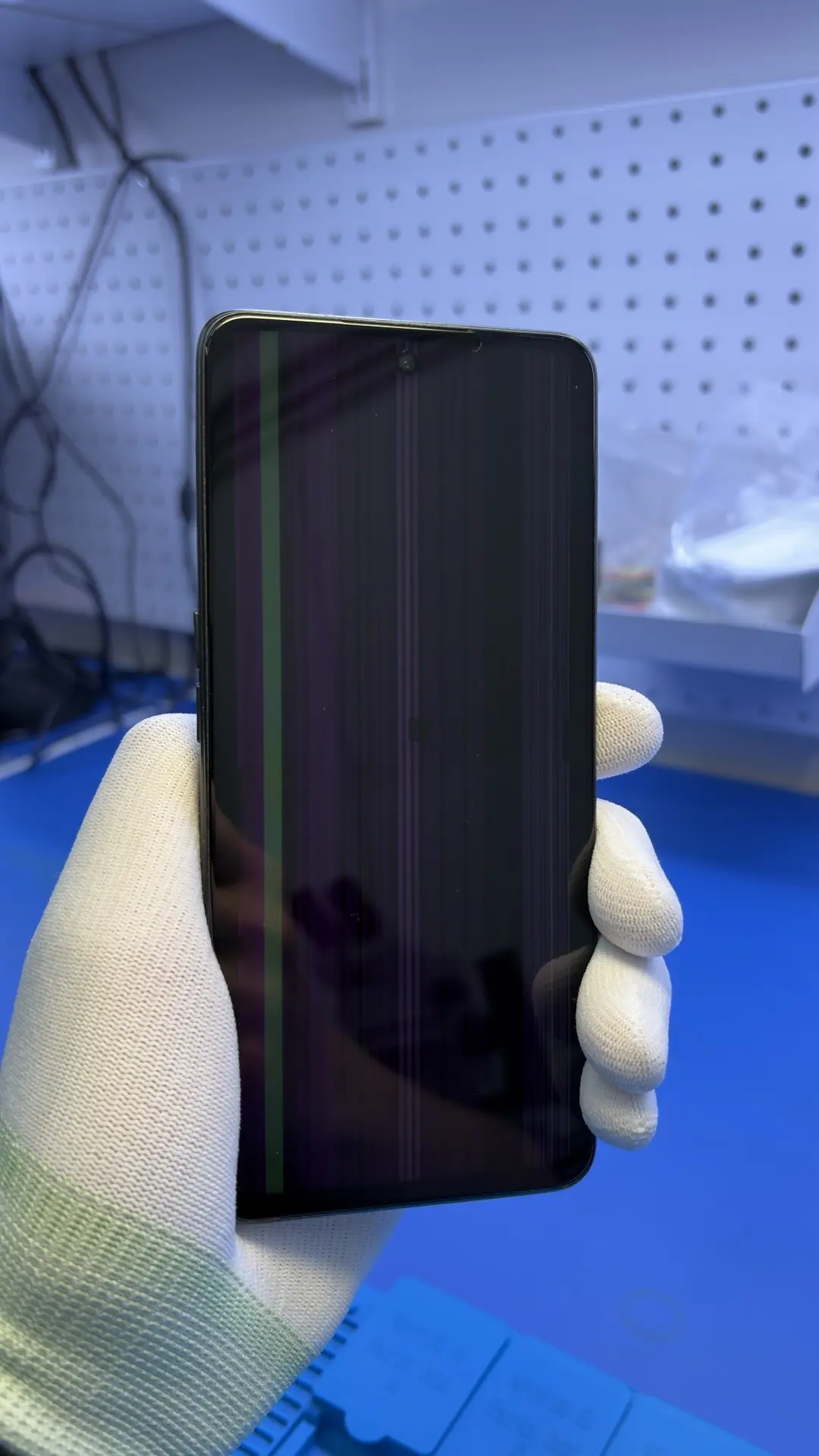 Экран покрылся полосами

На диагностике OnePlus. Дисплей вышел из строя, хотя со слов клиента телефо