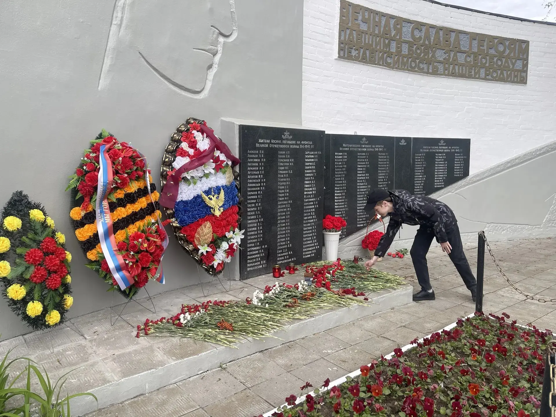 Помним и чтим подвиг героев  В День Победы активисты 6 «Р» класса вместе с классным руководителем Св