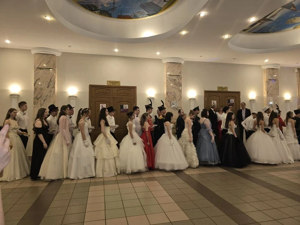 💂‍♂️✨ В минувшие выходные в ДК «Вперёд» с размахом прошёл городской весенний Бал «Гусары, честь и до