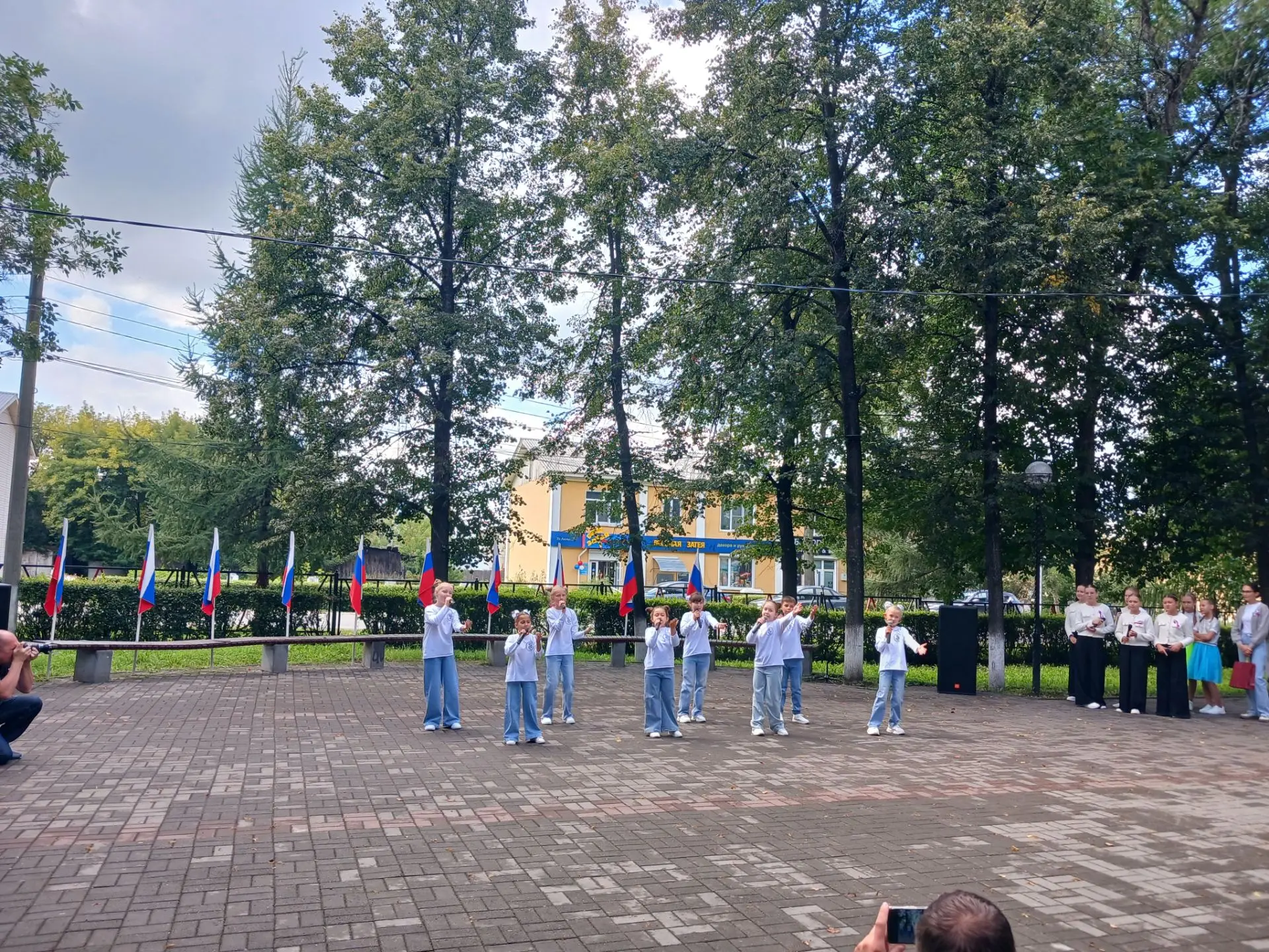 🇷🇺 Сегодня в сквере Победы состоялась праздничная программа «Три цвета Родины: праздн...