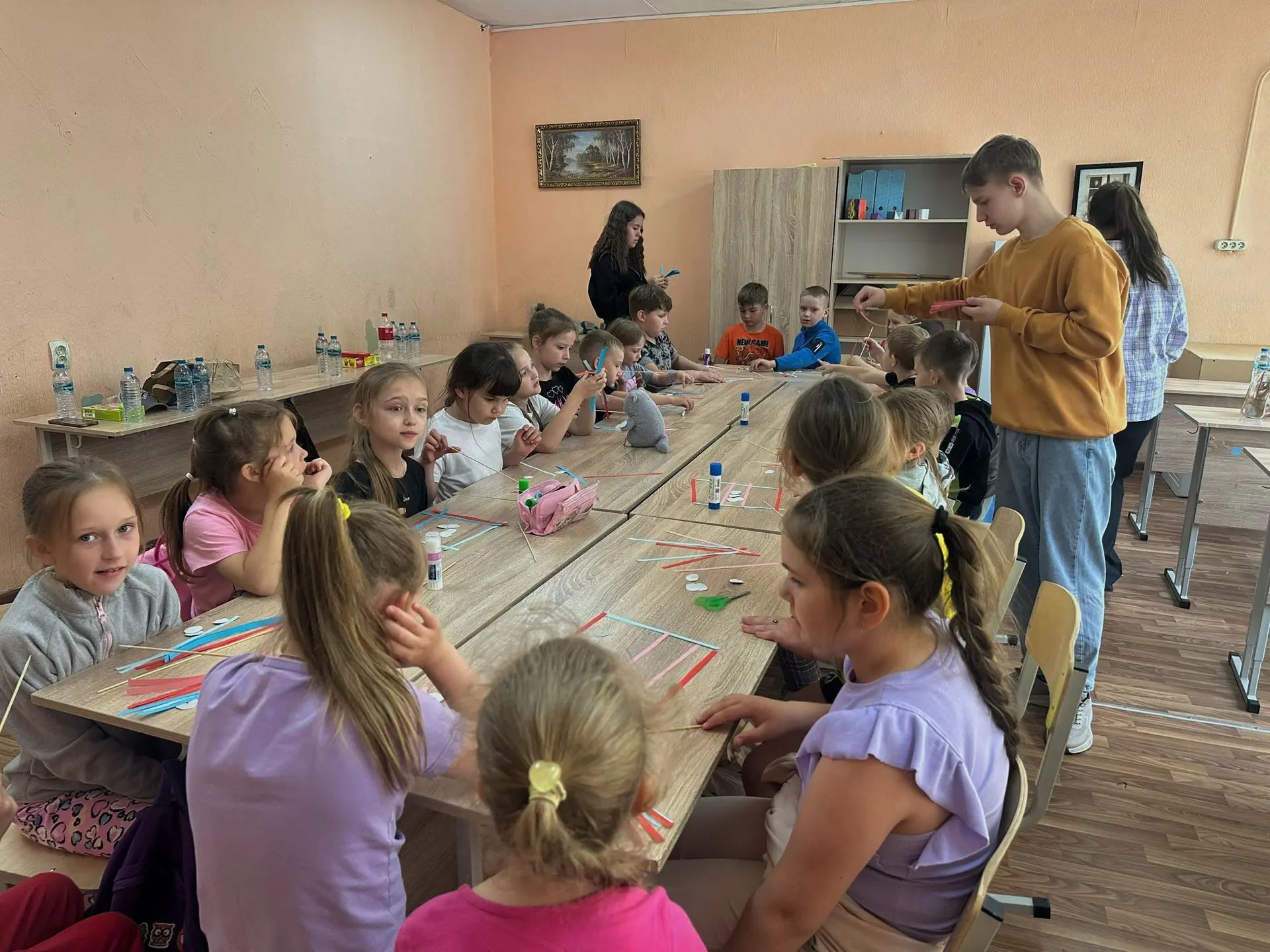📍 В стенах школы имени Героя России летчика-испытателя Сергея Рыбникова волонтеры Подм...