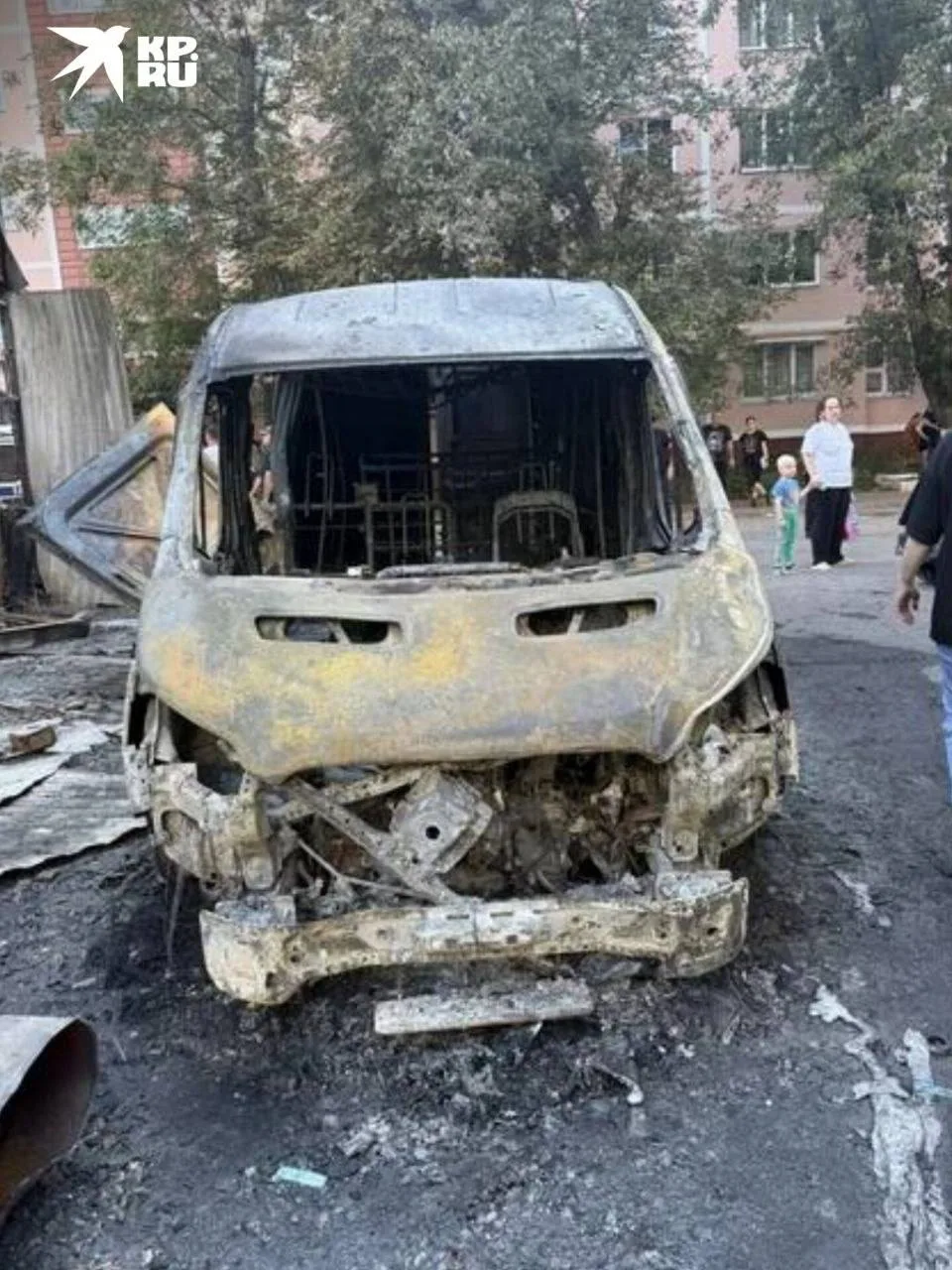 Ночной пожар уничтожил десятки автомобилей во дворе на проспекте Космонавтов, 41/3. Оче...