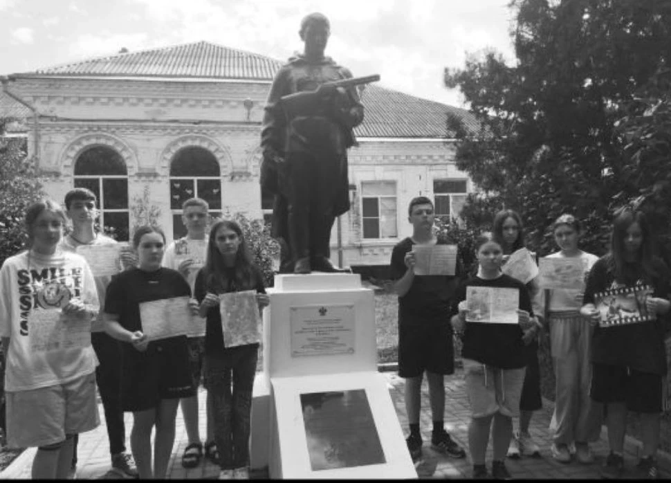 🕯️В день памяти и скорби советник директора по воспитанию Алла Владимировна провела Час Памяти🕊
"Э