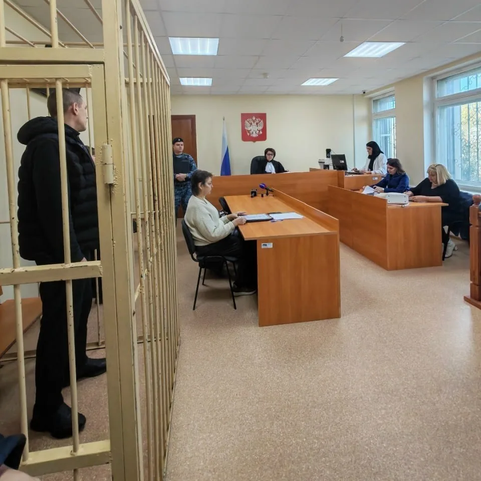 Мужчину, которого обвиняют в хулиганстве с использованием костыля оставили под стражей