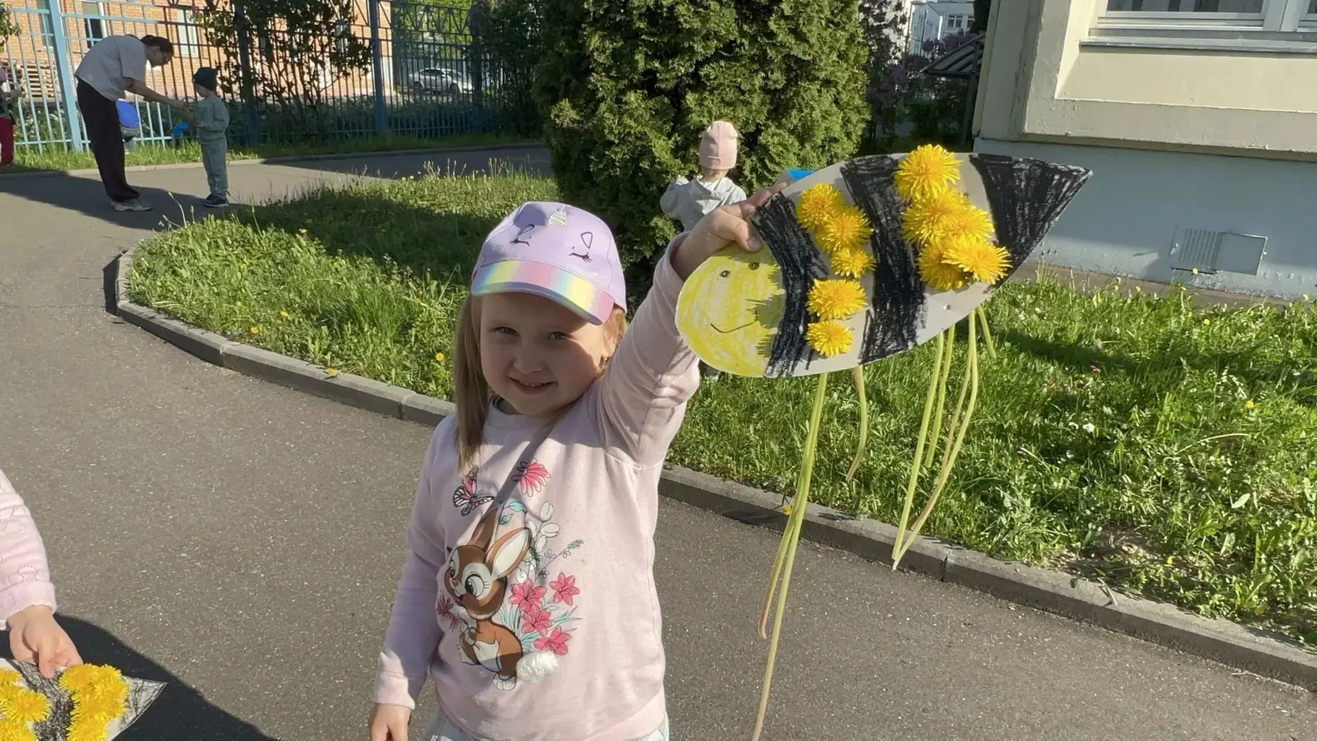 🚨 Осторожно! На территории «Сказочного домика» замечена необычная пчела!   14 мая в средней группе «