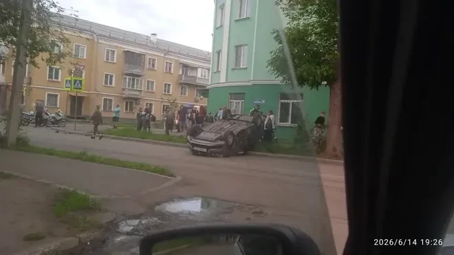 За выходные дни в Магнитогорске два самокатчика попали под колеса авто, а на левом берегу перевернул