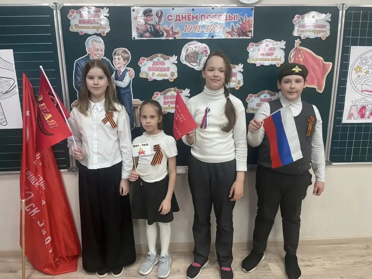 В нашей школе кипит патриотическая работа в преддверии Дня Победы:  ученики с увлечением смотрят тем