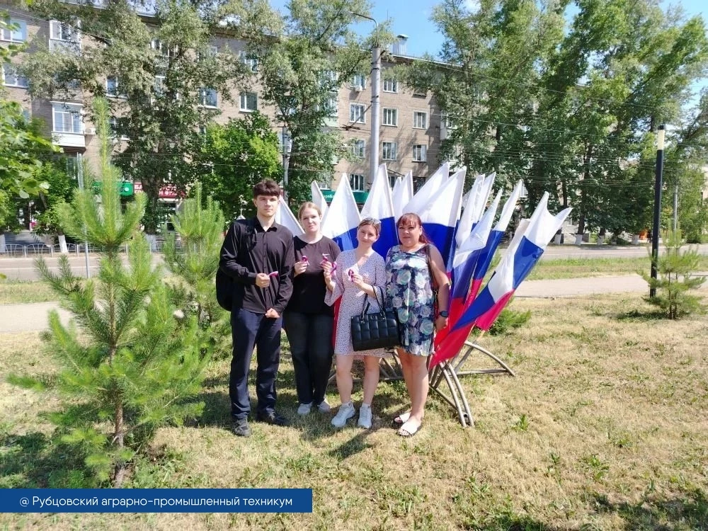В Рубцовске ежегодно проводится патриотическая акция ко Дню России, в рамках которой волонтеры КГБПО