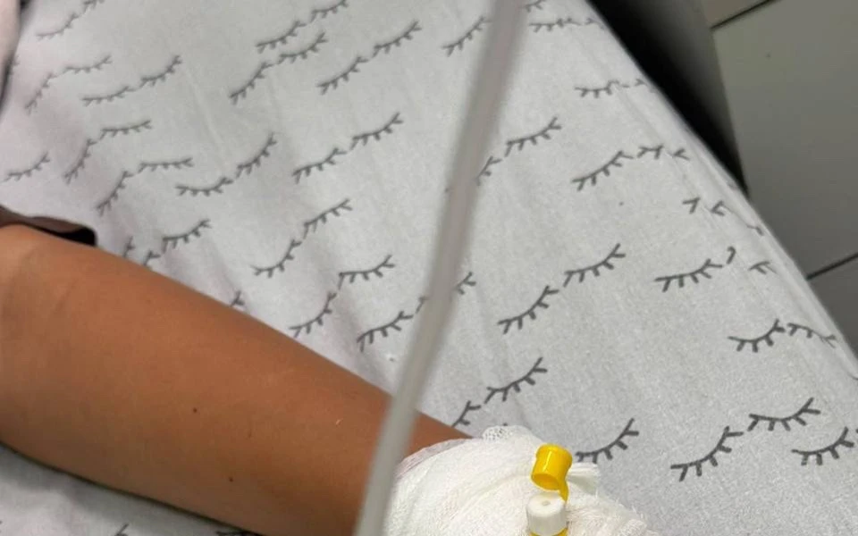 🤢🏥 11-летняя девочка попала в инфекционную больницу с сальмонеллёзом после посещения ...