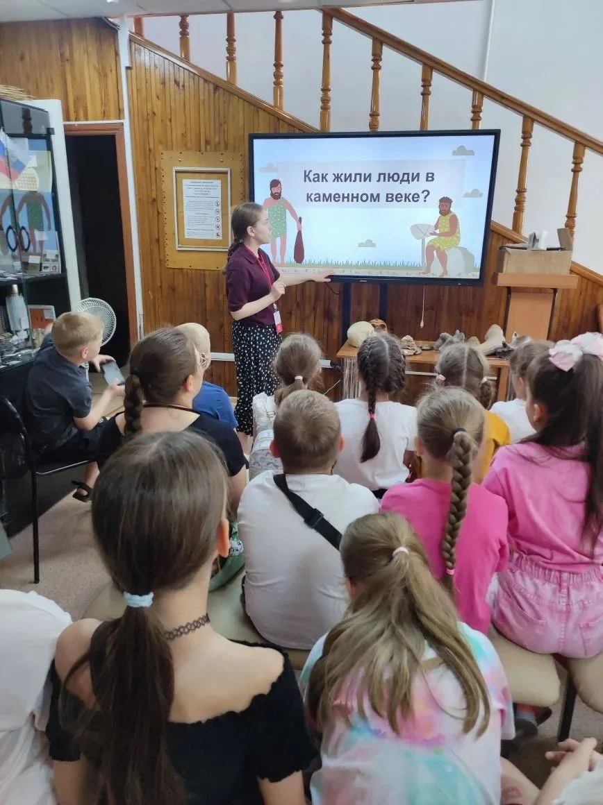 🏛️ Лагерь «Улыбка» – в краеведческом музее!
11 июня наши ребята отправились в прошлое… далёкое прош
