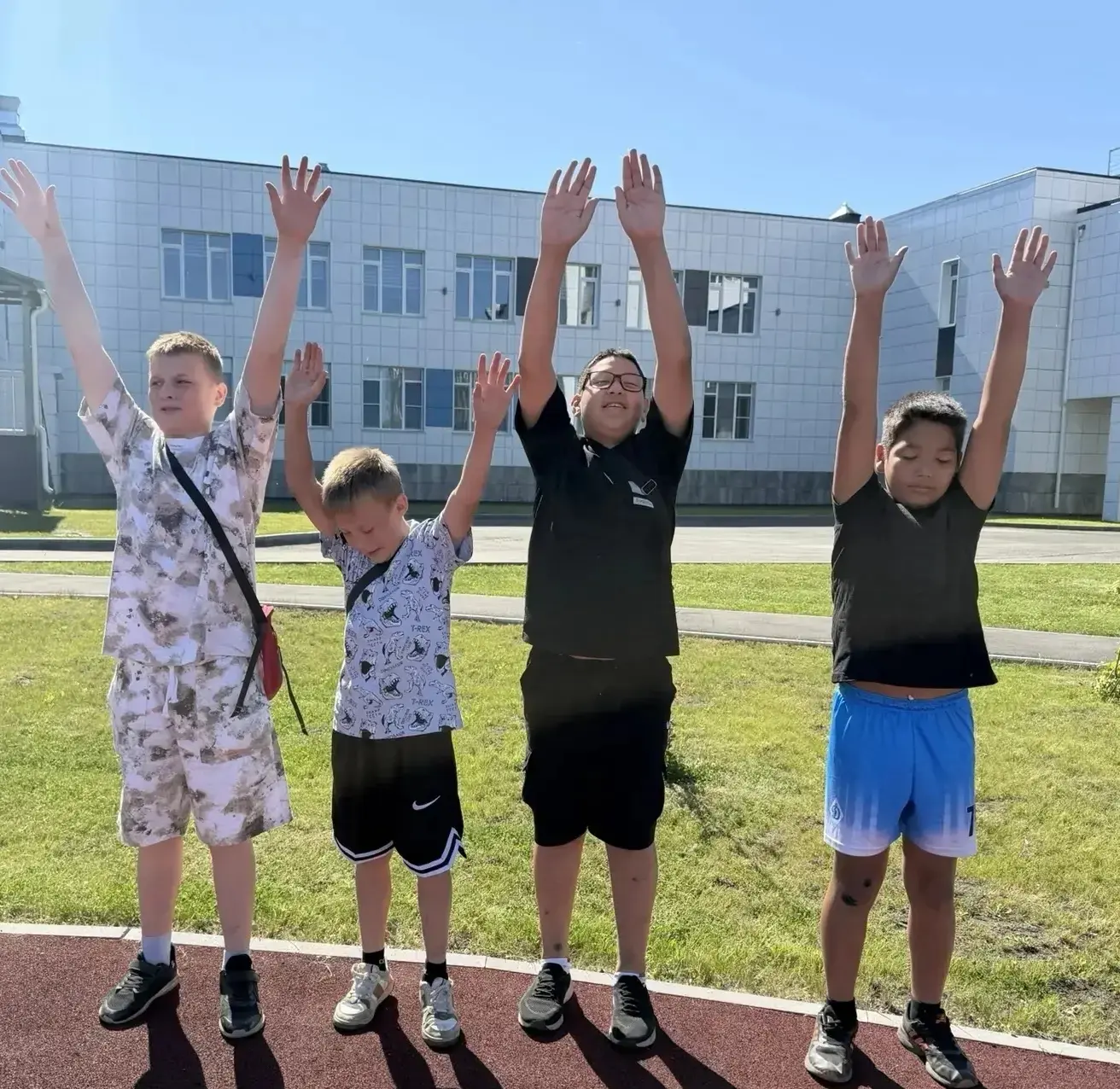 Лето в движении

☀️Жаркое лето — отличное время, чтобы выйти на улицу и заняться спортом. Но прежде 