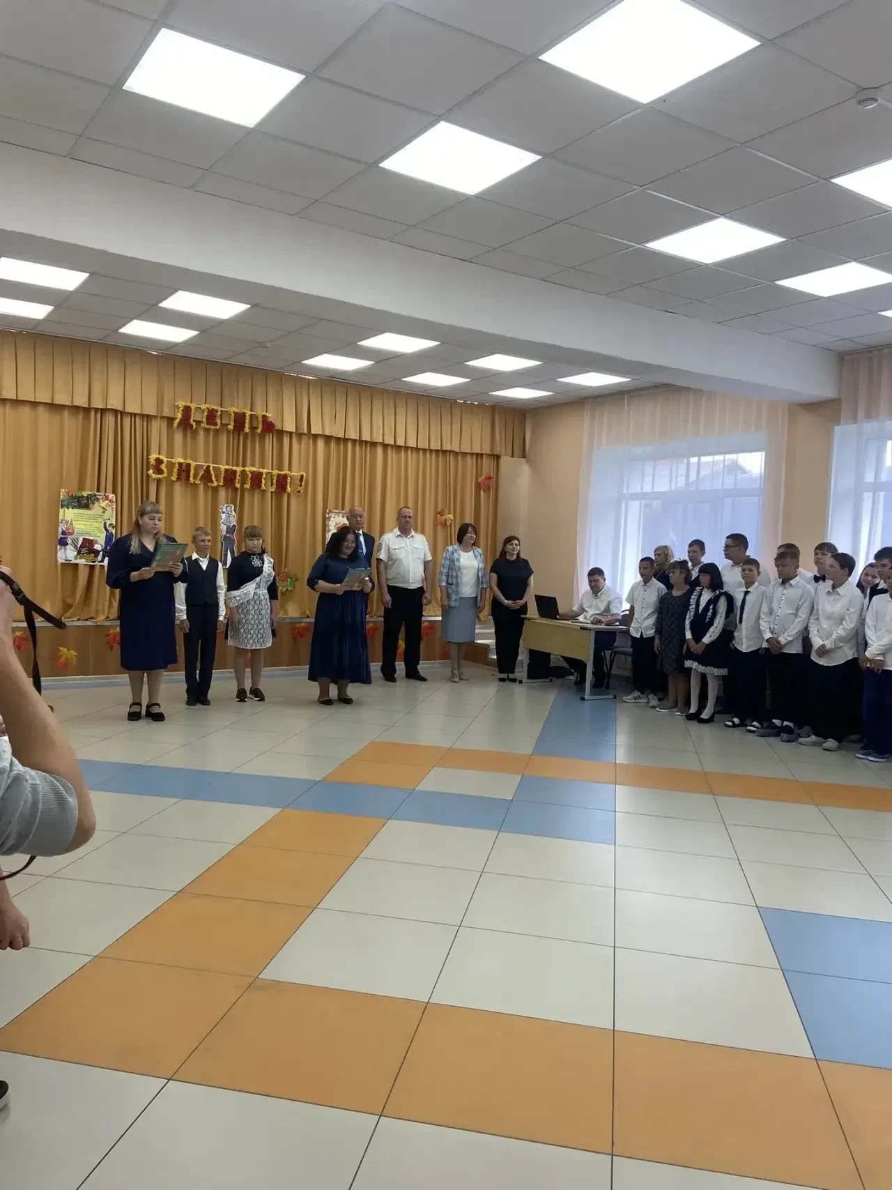 С Днем знаний! В нашей школе прозвенел первый звонок! Сегодня особенный день — школа вн...