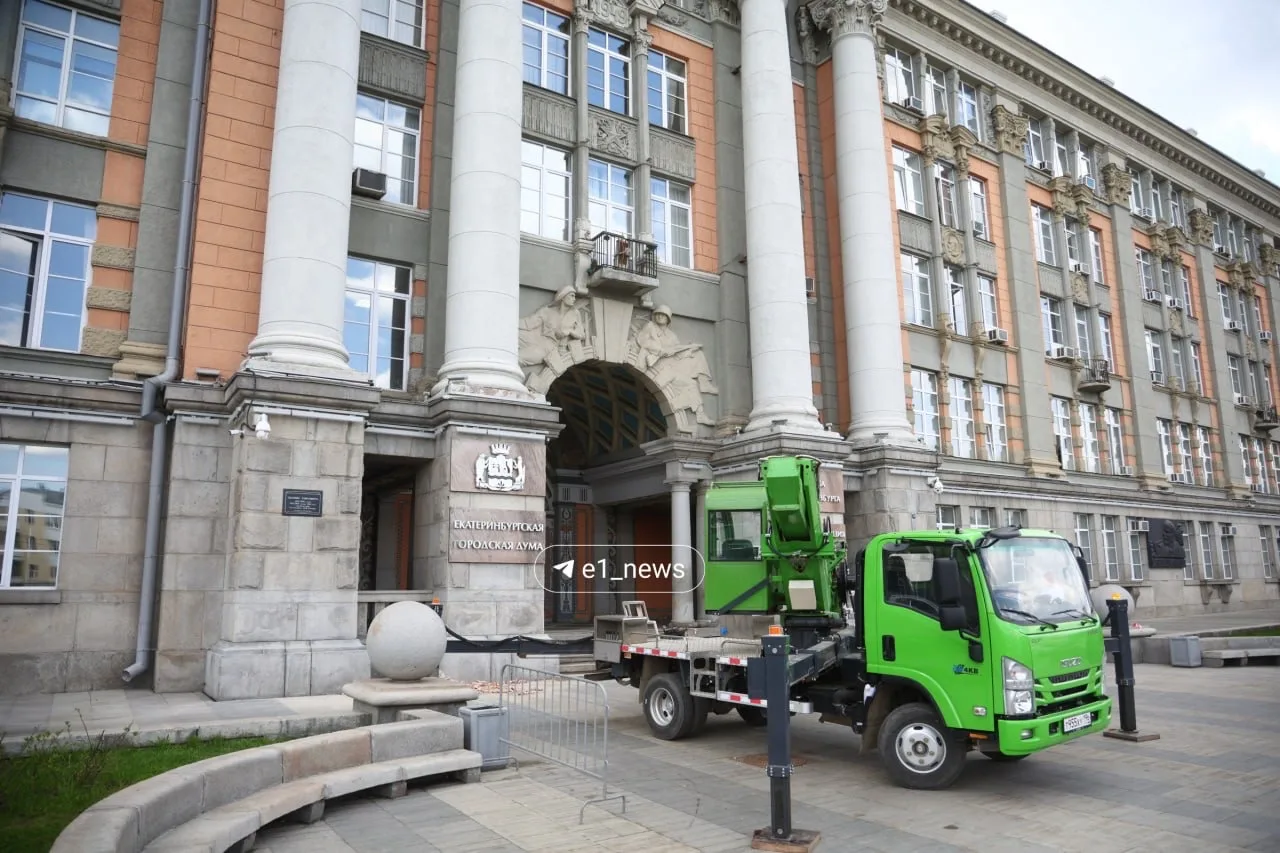 У администрации обрушилась часть козырька 😱  К счастью, пострадавших нет, сообщили в мэрии.  Здесь м