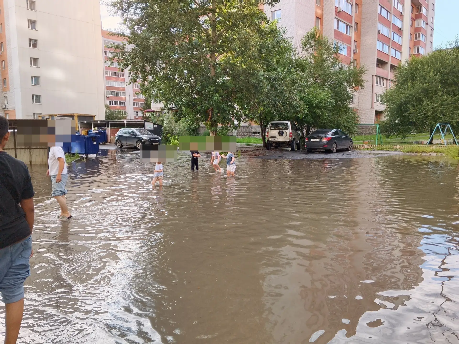 Потоп во 2ом заречном возле проезд Заречный 10. Дети купаются в луже. Вот кому жить хор...