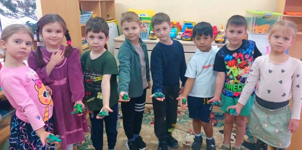 В преддверии праздника в старшей группе "Соловушки" прошла тематическая неделя «Защитники Отечества»