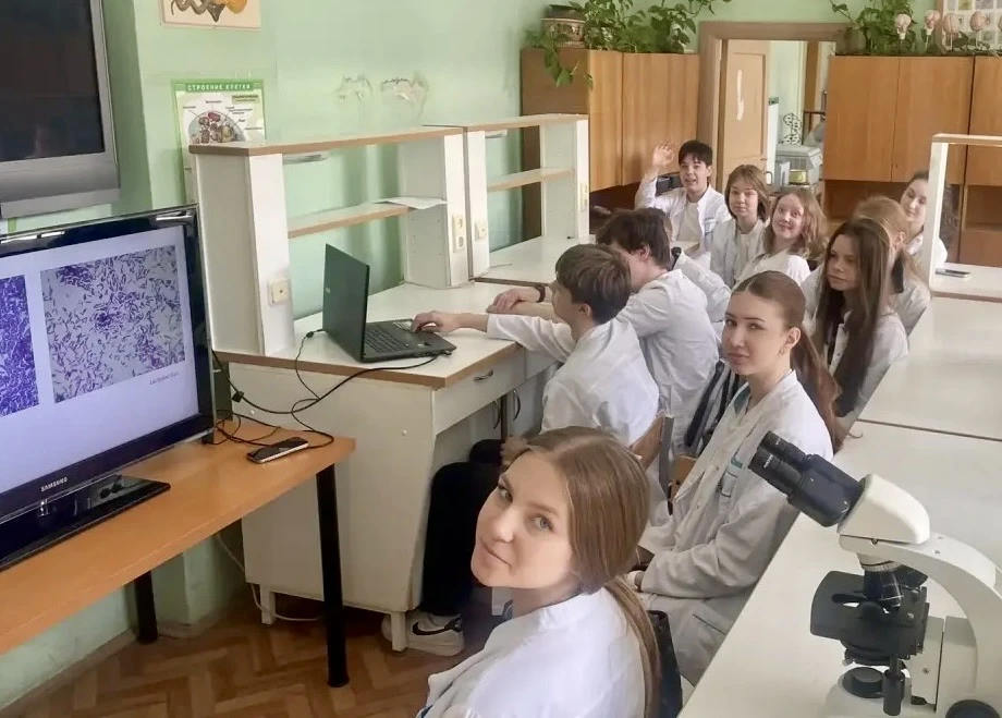Увлекательные каникулы 🔥  👩‍⚕️ Наши юные врачи посетили лекции и мастер-классы в РОСБИОТЕХе  🔬 Ребят