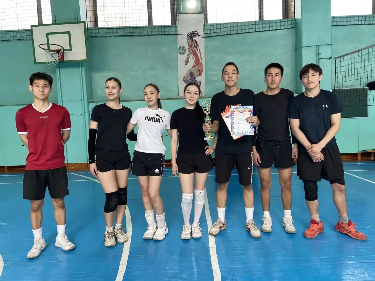 🏐 Волейбол, драйв и победа: как 9-11 классы рвали сетку!  Привет, школа! 🔥 На этих выходных спортзал