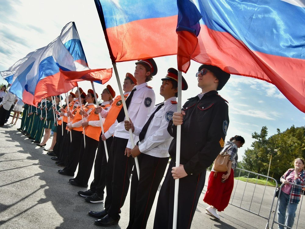 В Орле торжественно подняли государственный флаг России