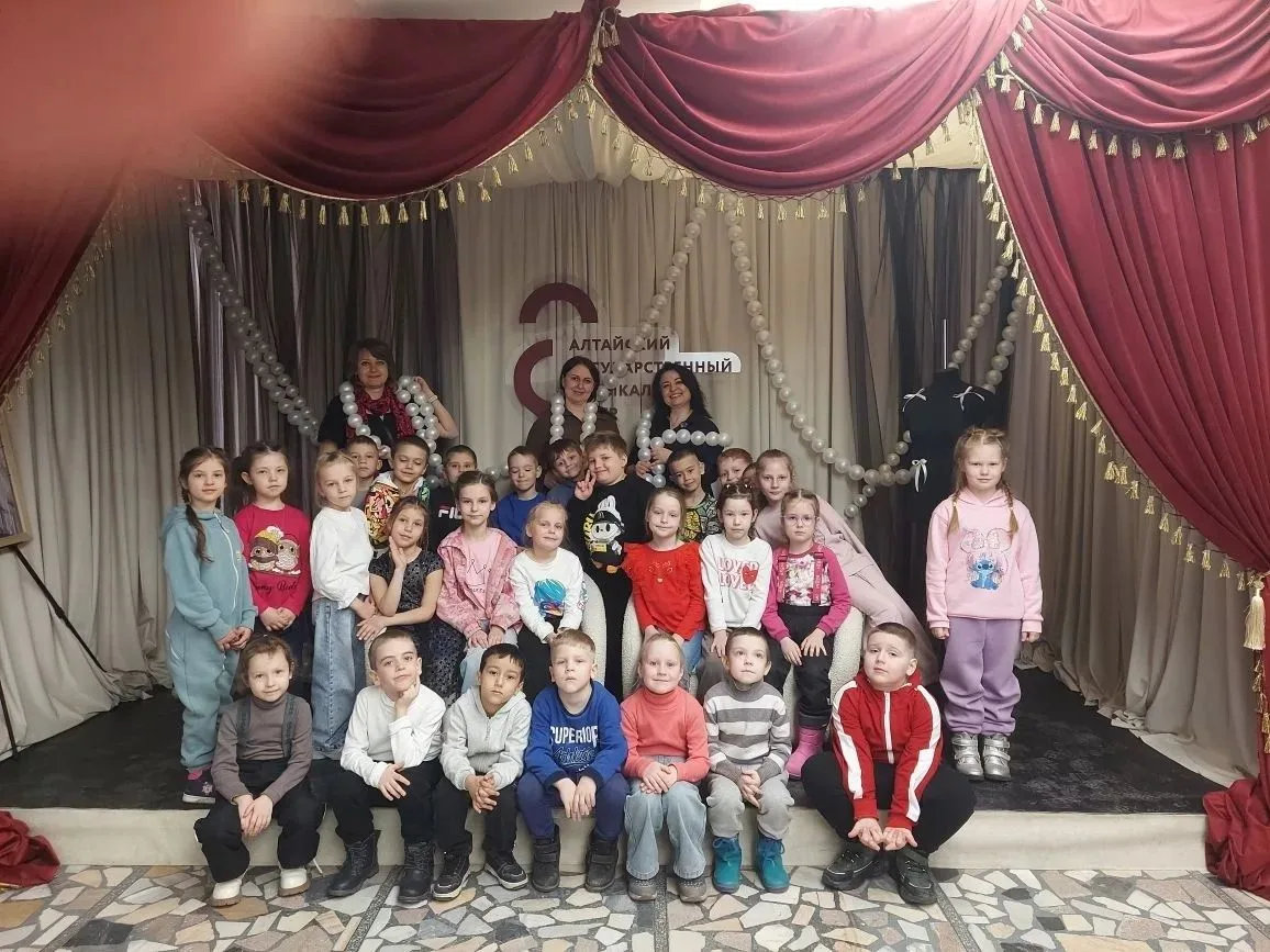 🎭Юные таланты Барнаула познакомились с театральным закулисьем  На этой неделе воспитанники детского 