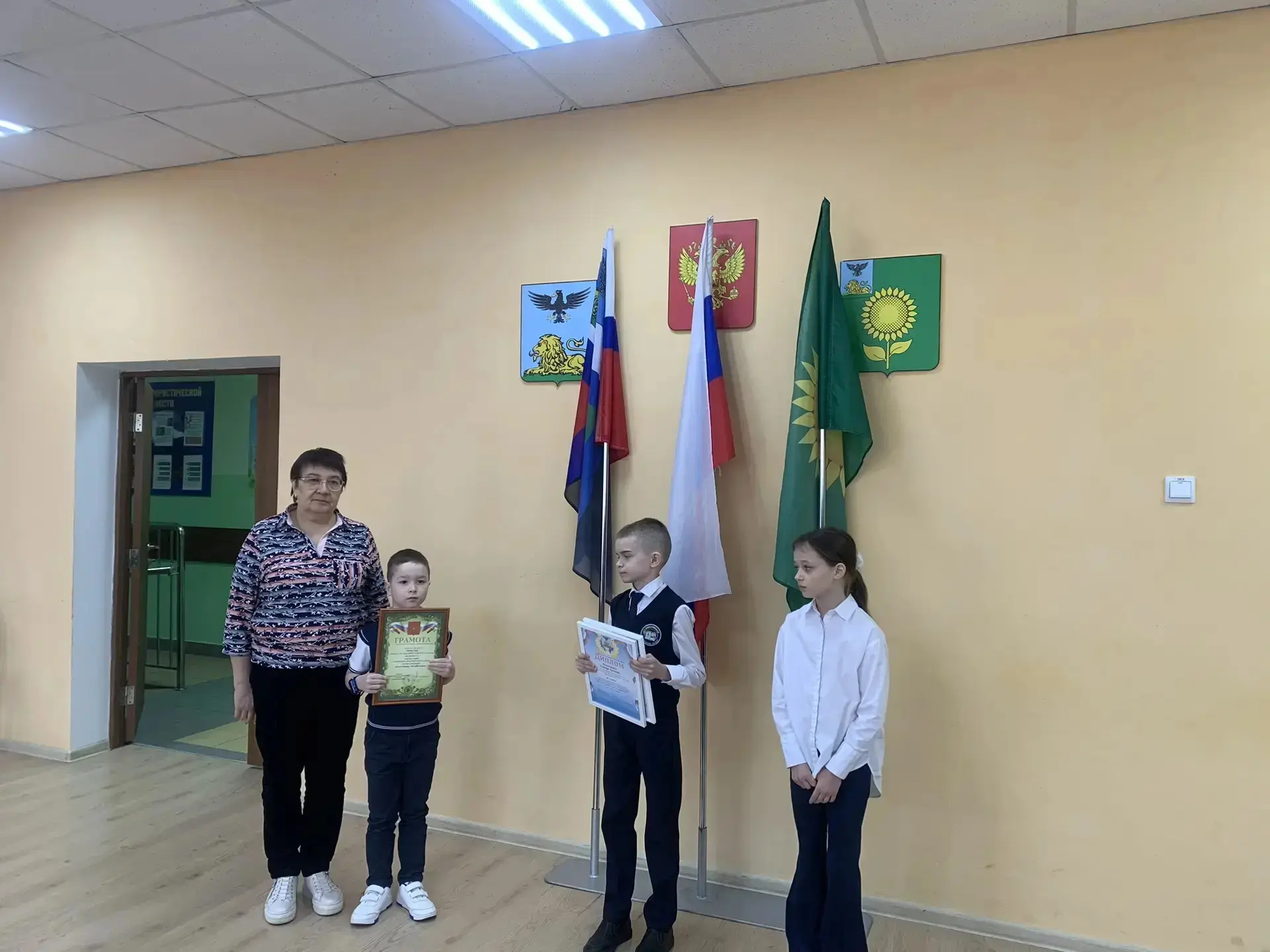 🇷🇺🇷🇺🇷🇺13 апреля состоялась торжественная линейка, посвящённая поднятию флага РФ.  🎓Почётное право по