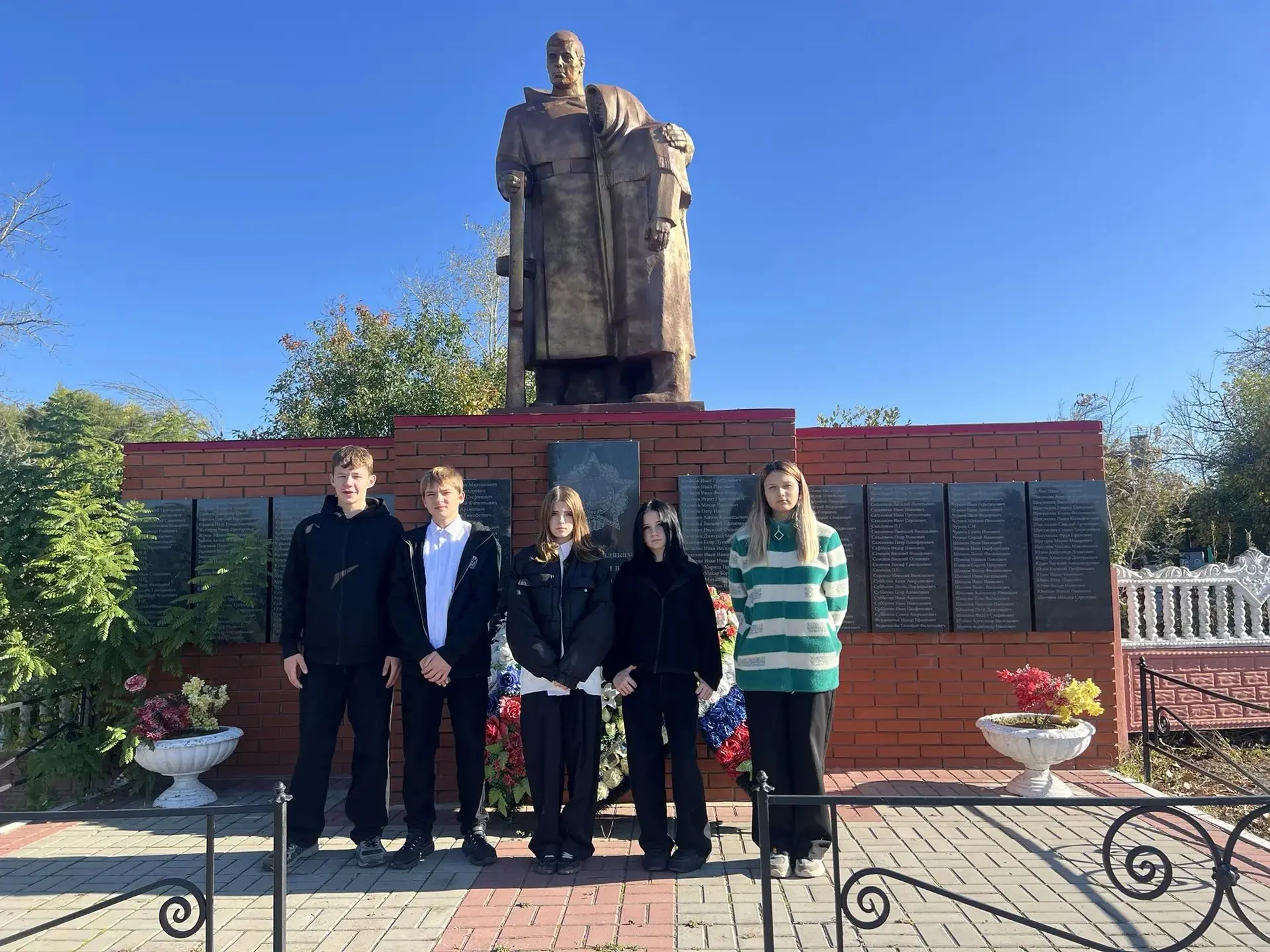 В рамках месячника по благоустройству Тресоруковского сельского поселения наши учащиеся...