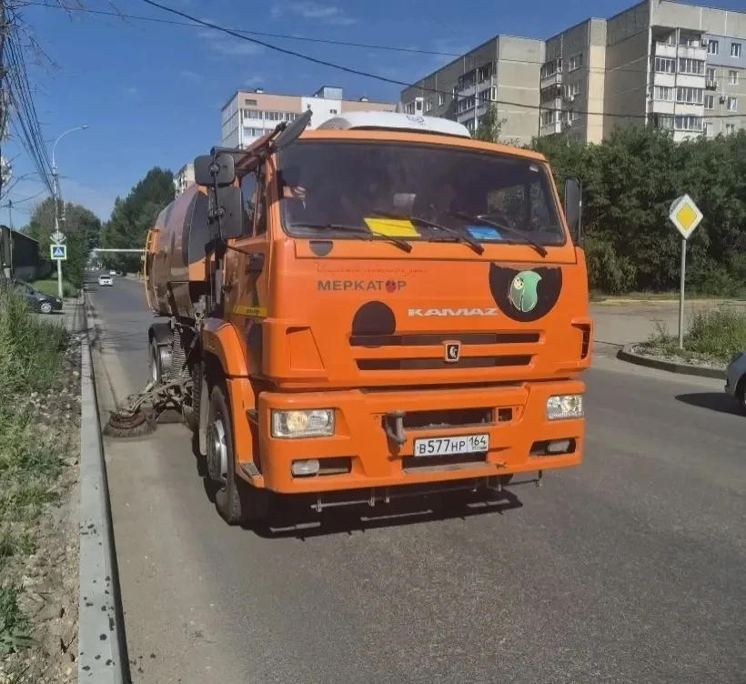 Силами МБУ "Дорстрой" продолжаются мероприятия по благоустройству.
 
Специалисты выполняют очистку п