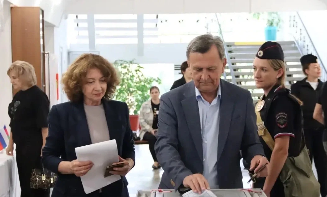 🗳️ Глава Выселковского района Сергей Иванович Фирстков пришёл на свой избирательный уч...