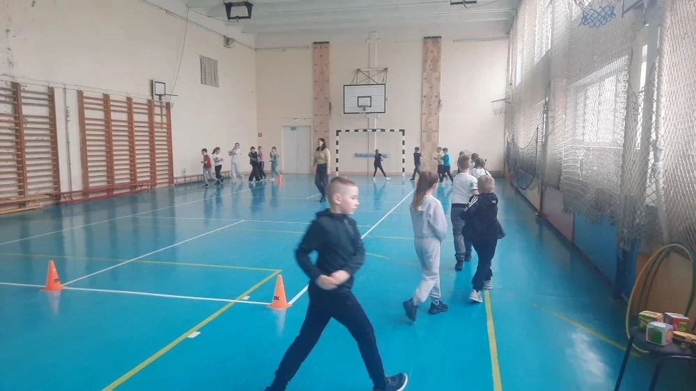 🎉 Весёлые старты: соревнование между 2‑м и 3‑м классами!    На каникулах между учениками 2‑го и 3‑го
