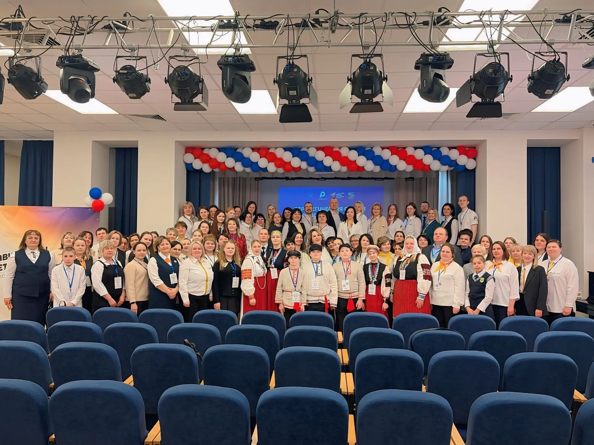 Директор МБОУ «СОШ № 24 имени Л.И. Малякова» Котова Светлана Анатольевна и Иванова Светлана Владимир