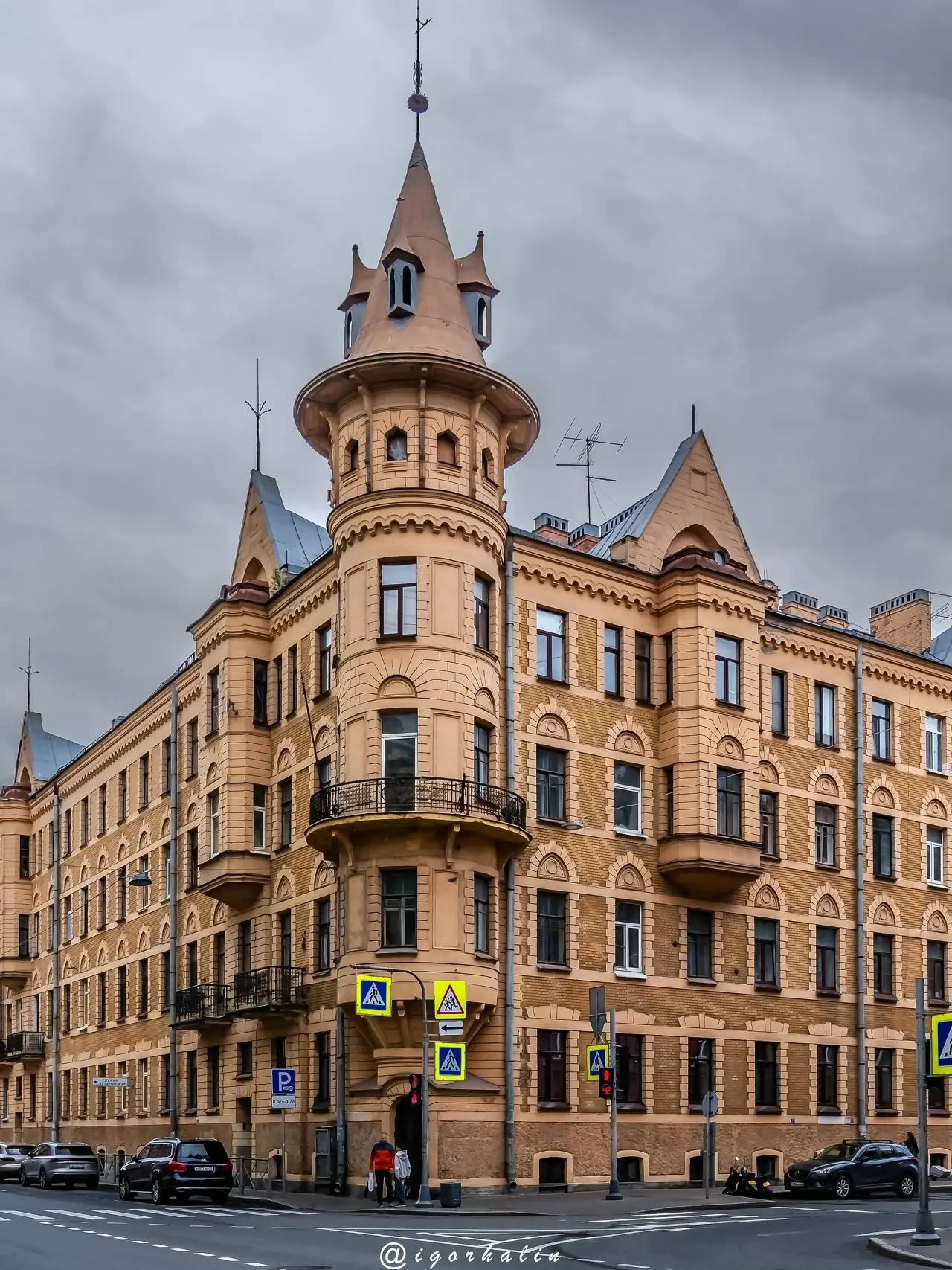 Доходный дом А. Ю. Кейбеля 
Большая Зеленина ул., дом 33 
 
Фото: igorhalin

📍 Санкт - Петербург
👉