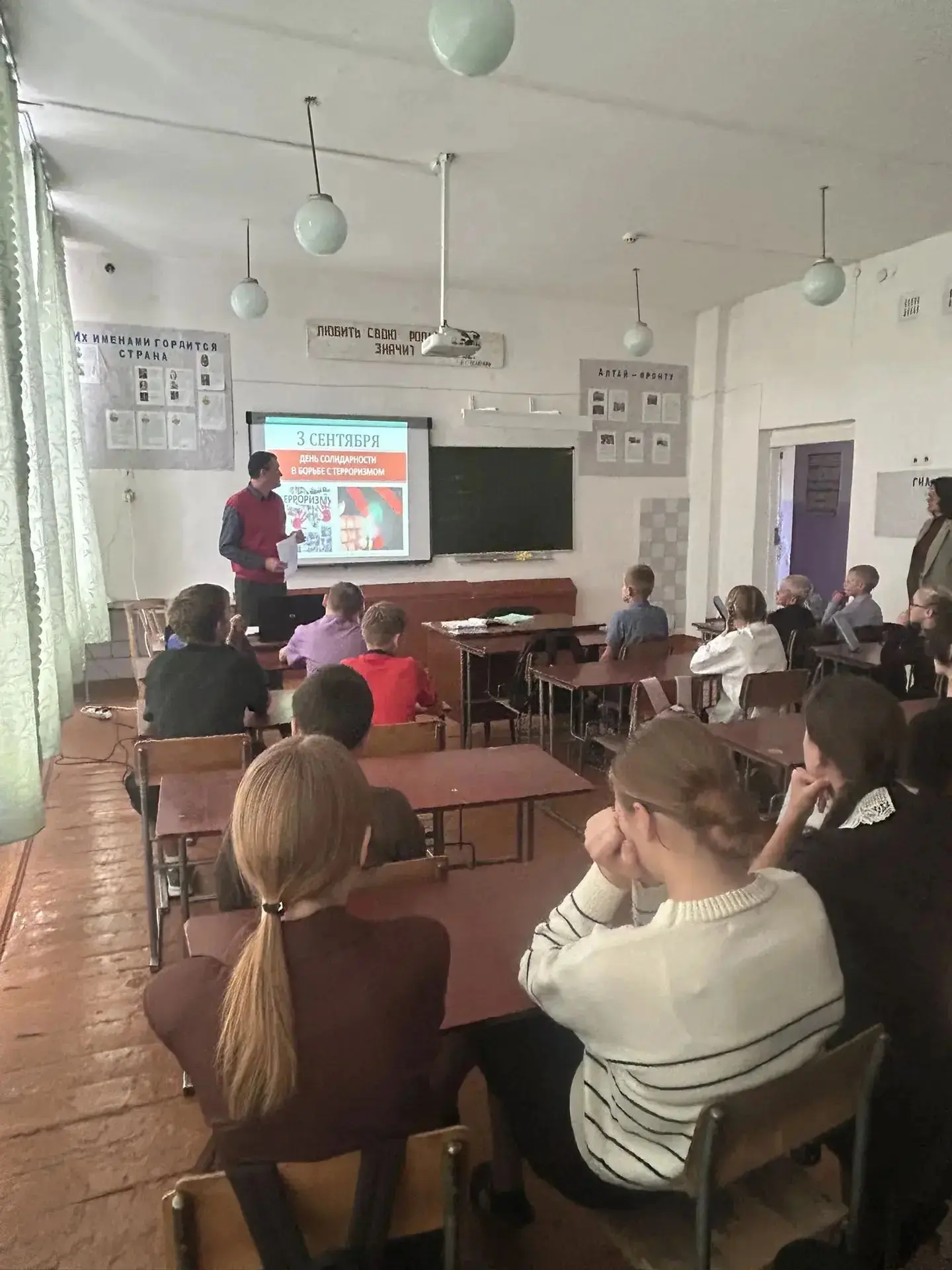 3 сентября в МБОУ Николаевская СОШ провели классный час "Прерванный урок". Учитель исто...