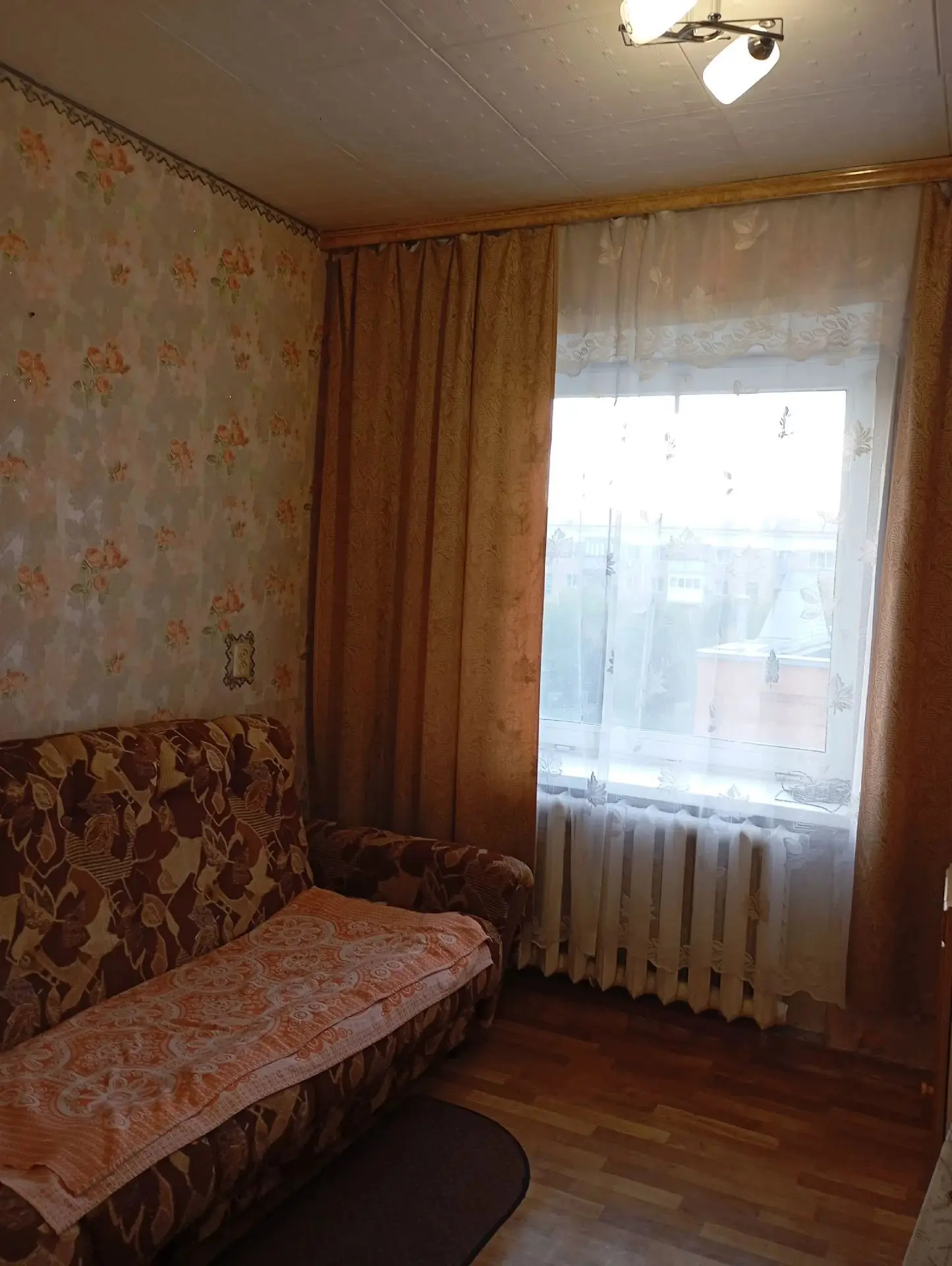 Сдаю гостинку 12м2. по адресу  ул. Урицкого,  79, 4 этаж.